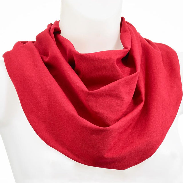 Röd Honni scarf som en elegant haklapp, draperad på en vit skyltdocka framifrån