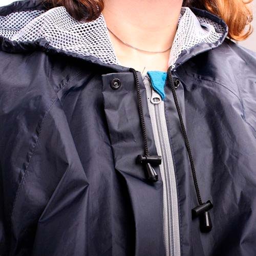 Regnjacka med ärmar och huva