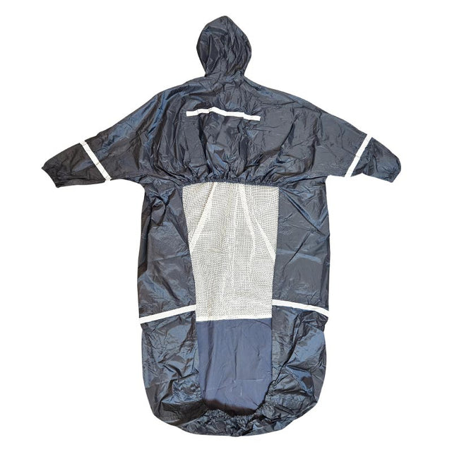 Mörkblå regnponcho utlagd platt bakifrån, visar vit nätstruktur och reflexband