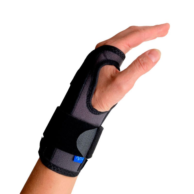 Handledsstöd Dynastab Dual i svart och grått, buret på en hand med fingrarna utsträckta