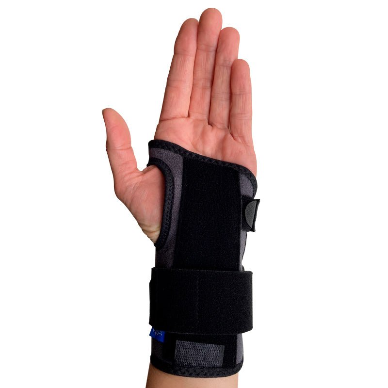 Handledsstöd Dynastab Dual i svart och grått, sett från handflatan med öppen hand