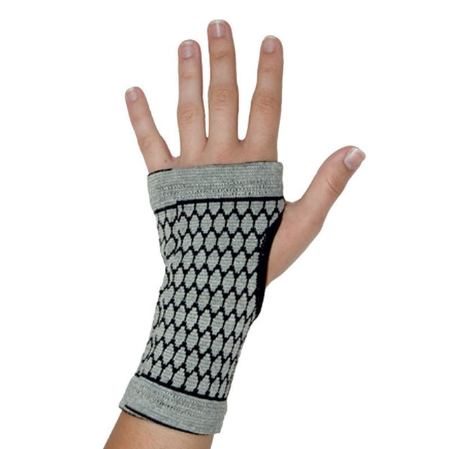 En grå och svart bambuhandske för karpaltunnelsyndrom sedd på en hand, med öppen design för fingrarna