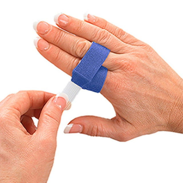 En hand applicerar ett blått och vitt EZ BuddySplin™ fingerstöd runt två fingrar för att ge stöd