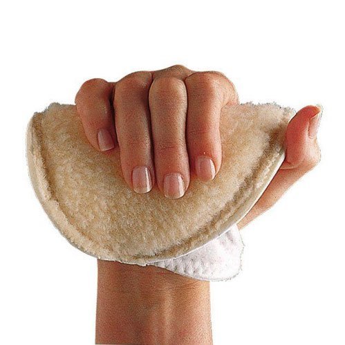 En hand håller ett mjukt, beigevitt handflatsskydd mot fingerkontrakturer