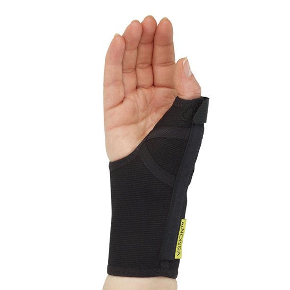 Sort tommelfingerbandage på en hånd, set fra siden, der støtter tommel og håndled
