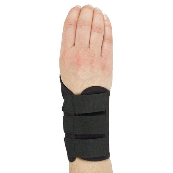 Sort tommelfingerbandage set bagfra på en hånd, med tre justerbare velcrobånd om håndleddet
