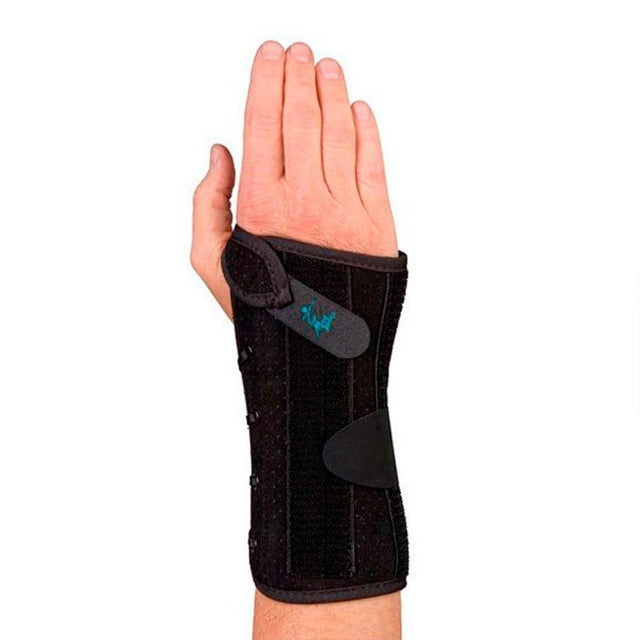 Svart handledsstöd med justerbar tumrem som bärs på en hand, sett framifrån