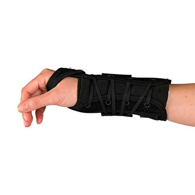 Svart handledsstöd med synligt snörningssystem på ovansidan, sett från sidan på en hand