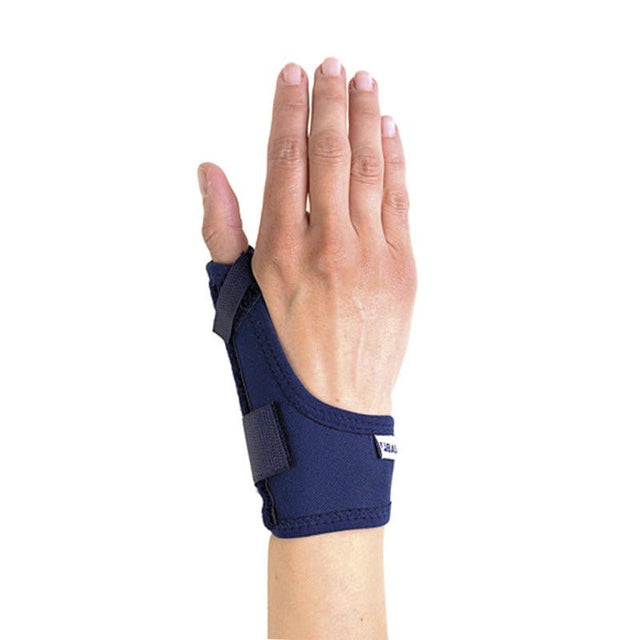Blått tumstöd med justerbar tumrem, buret på en hand sedd framifrån