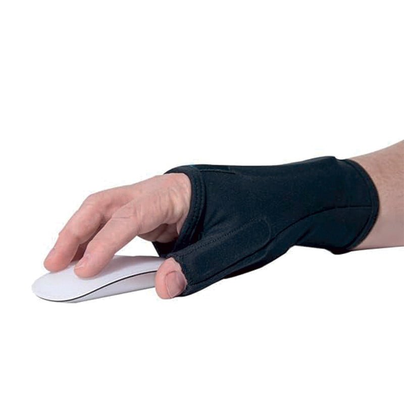 Hand med svart artroshandske för tumme och handled som vilar på en datormus