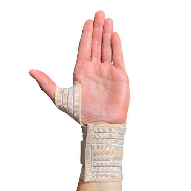Elastiskt handledsbandage i beige färg, sett på en hand med handflatan vänd mot betraktaren