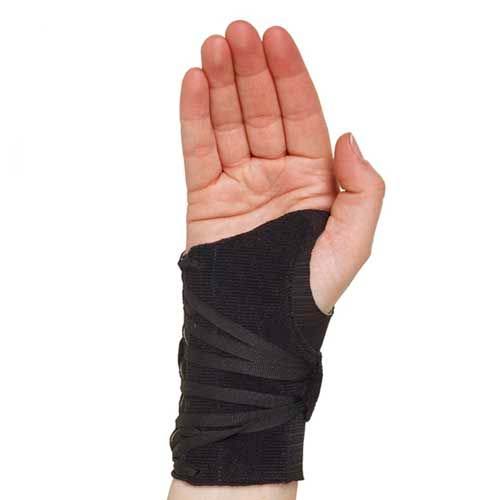 Svart kort handledsstöd med synligt snörningssystem på en hand