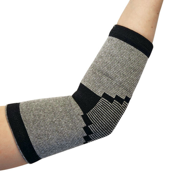 Grått och svart bambu armbågsskydd som sitter på en böjd arm, med mönster runt armbågen