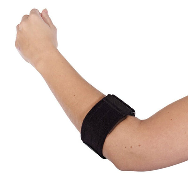 Svart Epigel armbågsskydd med kardborreband som sitter på en arm, sett från sidan