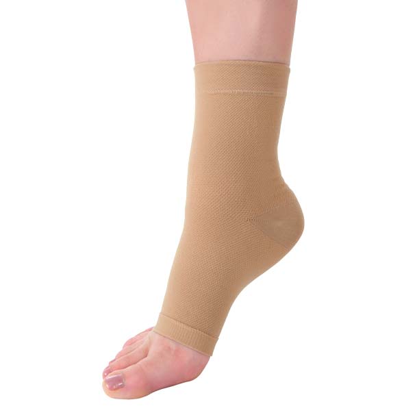 En beige elastisk ankelstrumpa med öppen tå och sluten häl, sedd på en fot från sidan