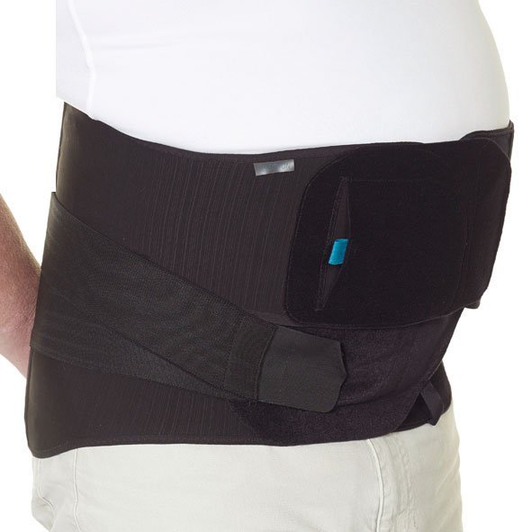 Svart elastisk ryggördel sedd från sidan på en person, visar den delade stängningen framtill och de stabiliserande banden
