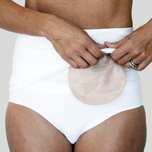 Vitt StomiFix stomibälte buret över vita trosor, visar en beige stomipåse