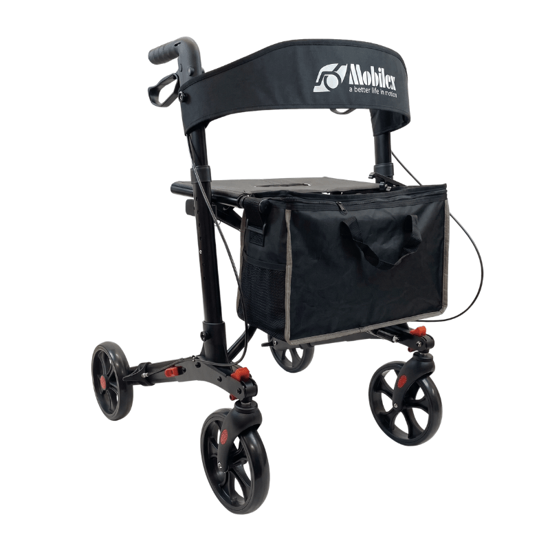 Svart Mobilex Panther Compact rollator, sedd snett framifrån, med säte, ryggstöd och förvaringsväska
