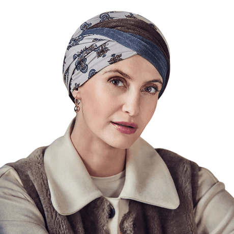 Kvinna bär en Shakti turban i Paisley Elegance med beige botten och bruna, blå paisleymönster