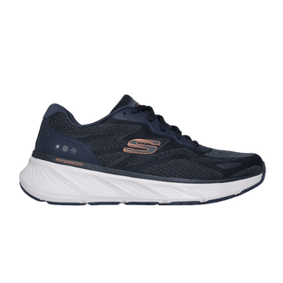 Mörkblå Skechers vattentät herrsneaker i mesh och syntet, sedd från sidan med orange logga