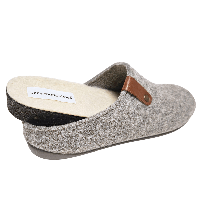 Grå Bella Moda hjemmesko i uld set fra siden med den udtagelige indersål delvist trukket ud