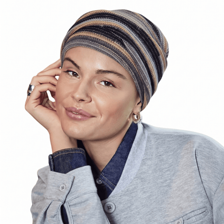 Ung kvinna med Zoya turban i Black Autumn Stripes, randig i svart, grått och beige