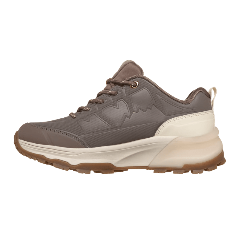 Skechers brun damsneaker i mocka, en robust vattentät sko med elastiska snören, sedd från sidan