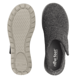En antracitgrå New Feet damtoffel sedd uppifrån och en halksäker sula underifrån