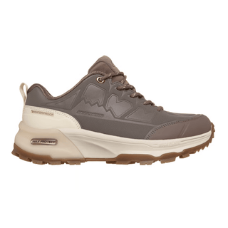 Brun vattentät Skechers damsneaker i mocka, sedd från sidan med elastiska skosnören och ljus sula