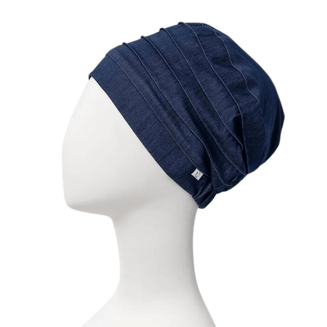 Mörkblå yoga turban i denim på skyltdocka, sedd från höger med liten logotyp