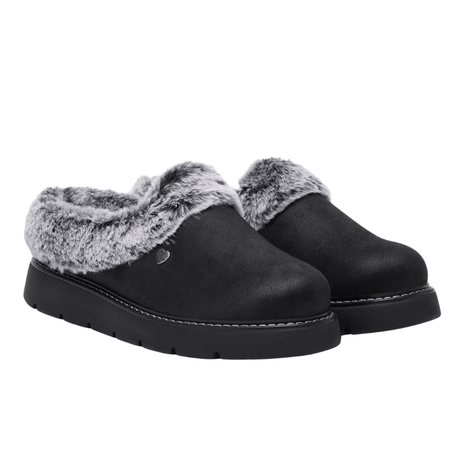 Et par sorte Skechers damehjemmesko med grå kunstpels og ruskind-look, set let skråt forfra