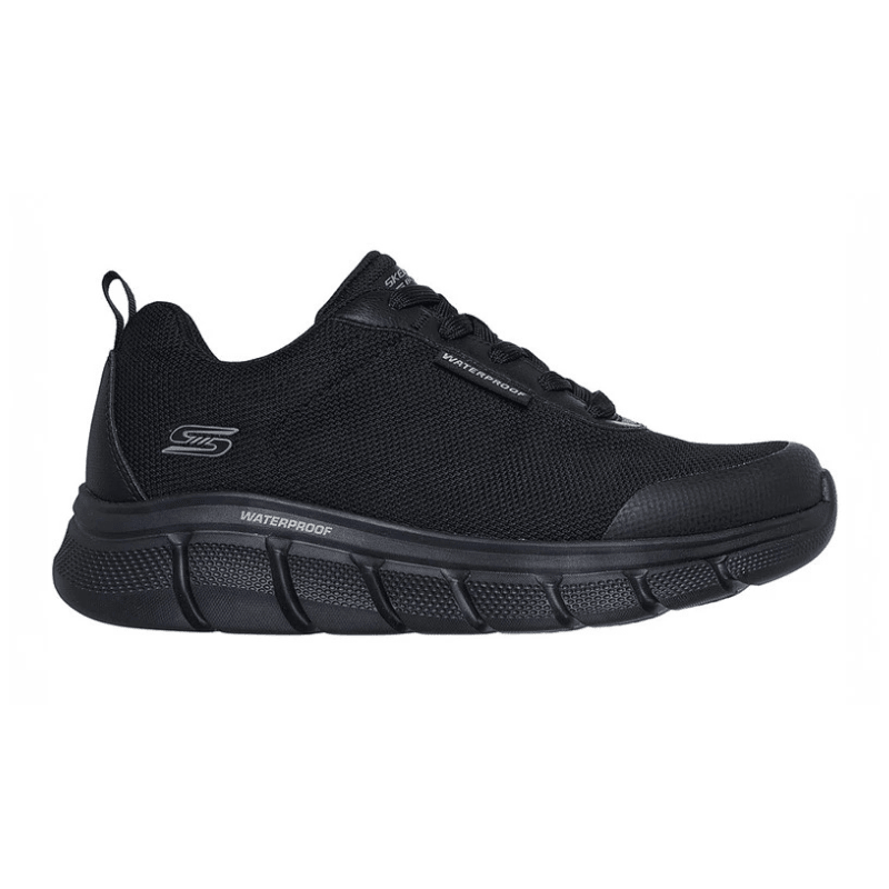 Sort Skechers vandtæt herresneaker set fra siden med snørebånd og mesh-overdel