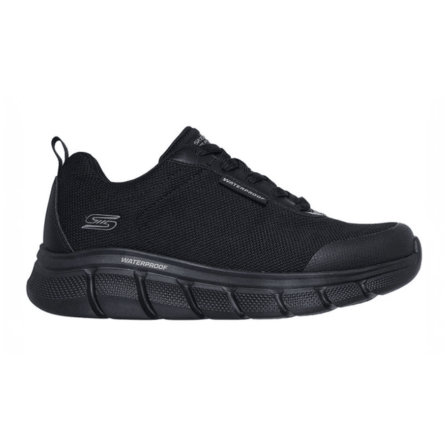 Sort Skechers vandtæt herresneaker set fra siden med snørebånd og mesh-overdel