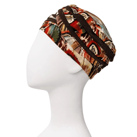 Shanti turban i Tribal Feathers mönster med fjädrar och linjer, sedd från sidan på en vit skyltdocka