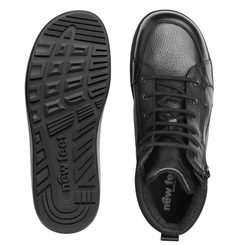 En svart New Feet herrkänga sedd ovanifrån bredvid dess mönstrade yttersula med New Feet-logga
