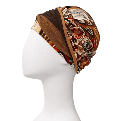 Shakti turban Tribal Feather i varma höstfärger och fjädrar, sedd från höger sida på en skyltdocka