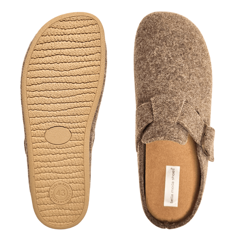 En beige Bella Moda damtoffel sedd uppifrån och en annan som visar den halkfria gummisulan