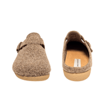 Två beige Bella Moda damtofflor i ull, en sedd framifrån och en bakifrån som visar hälen