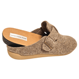 Beige Bella Moda damtoffel med den uttagbara innersulan delvis dragen ur skon, sedd från sidan