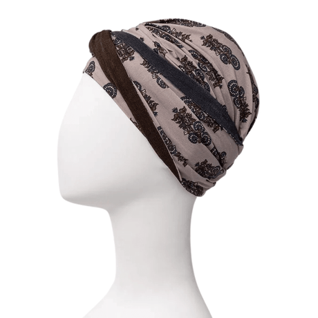 Shakti turban i Paisley Elegance sedd från sidan på en skyltdocka, med mörkt band