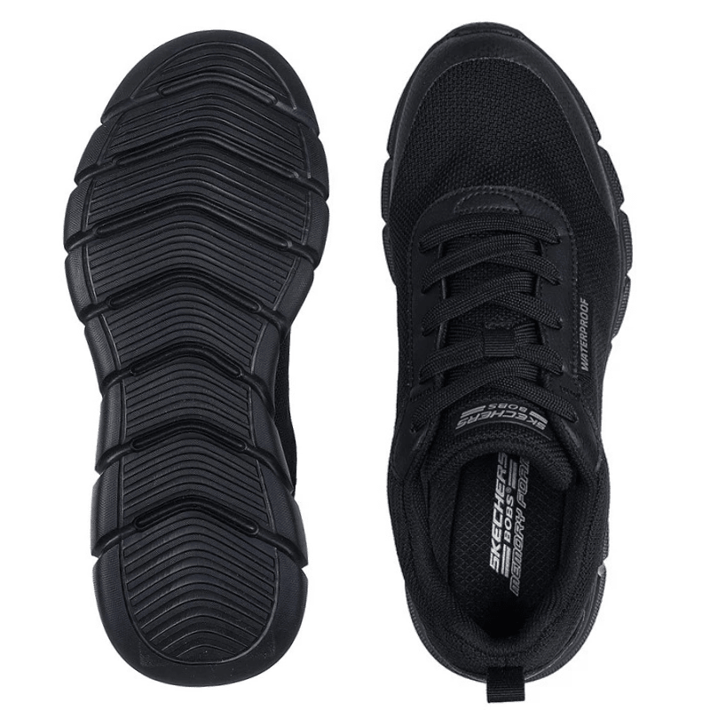Sort Skechers herresneaker set fra oven og en matchende sål med mønster, set nedefra