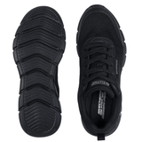 Sort Skechers herresneaker set fra oven og en matchende sål med mønster, set nedefra
