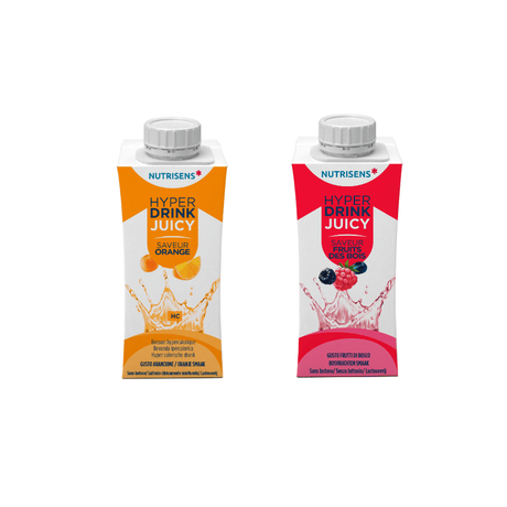 Två förpackningar Nutrisens näringssaft, en med apelsinsmak och en med skogsbärssmak, framifrån