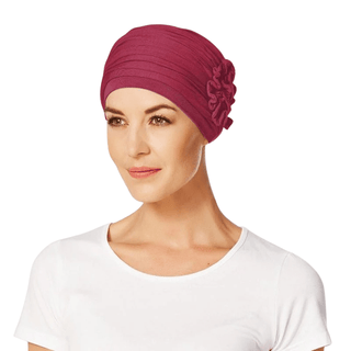 Kvinna med en röd Lotus turban i bambuviskos, med eleganta veck och sidodetail