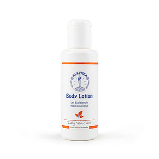 Vit Alkymea bodylotion med olivolja i en liten flaska med vitt snäpplock, sedd framifrån