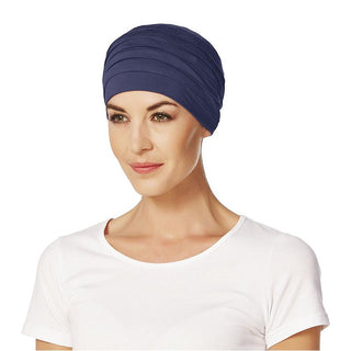 Mörkblå yoga turban i bambuviskos, med elegant veckad struktur, sedd på modell
