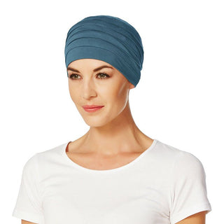 Petroleumfärgad yoga turban i bambuviskos med fina veckdetaljer, framifrån